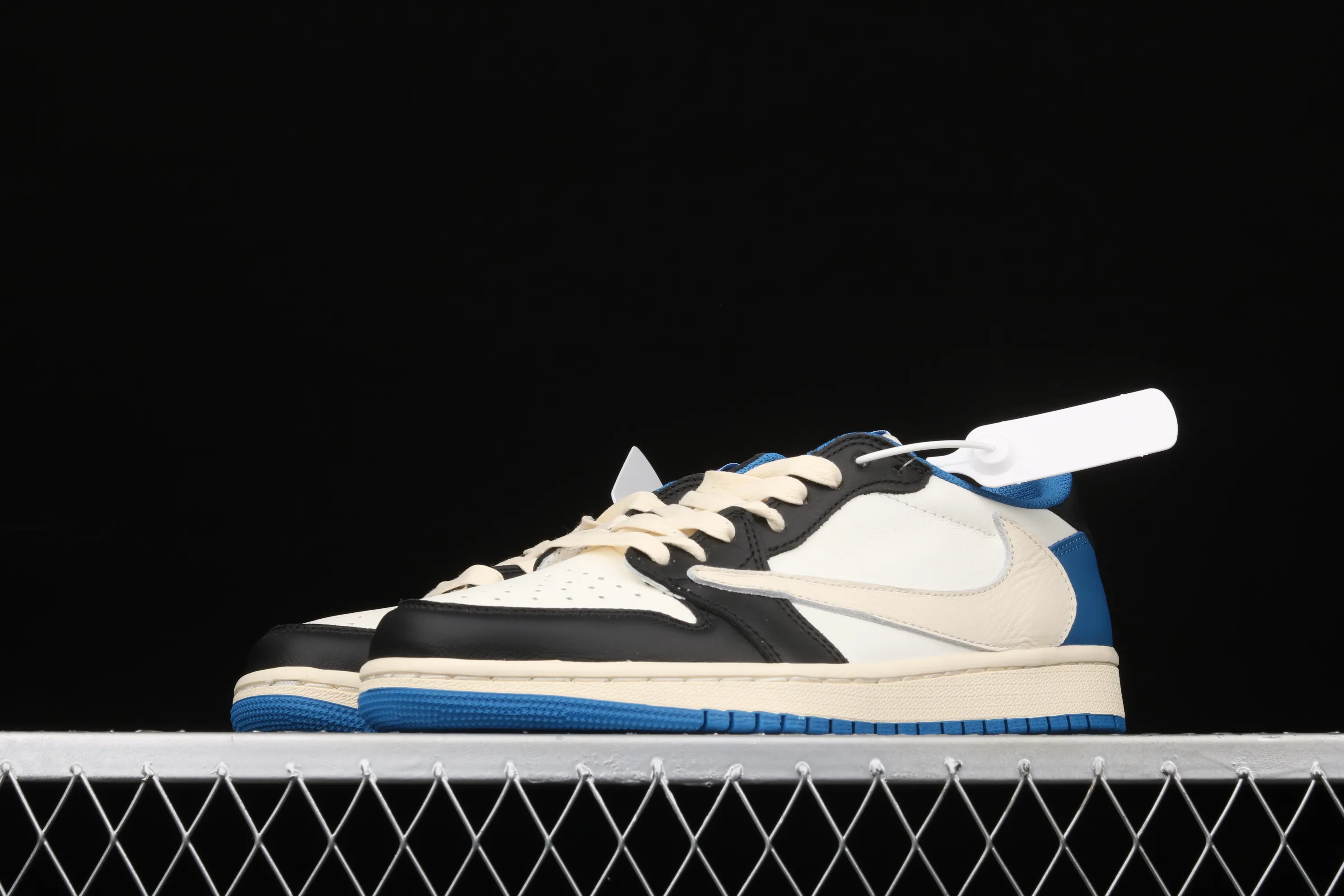 All Categories Air Jordan Jordan Series Basketball Shoes Air Jordan 1 Low L Version Travis Scott x Air Jordan 1 High OG AJ1 Lightning Undercut Low DM7866-140